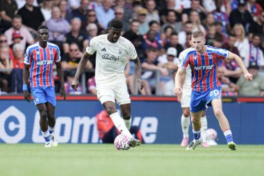 Nottingham Ormanı 'ndan İbrahim Sangar Premier Lig maçı sırasında İngiltere' nin Selhurst Park kentinde oynanan Crystal Palace - Nottingham Ormanı maçında topun üstündeydi.