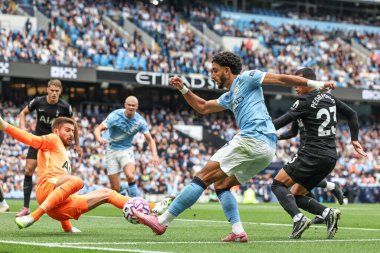 Tottenham Hotspur oyuncusu Guglielmo Vicario, Manchester City ile Tottenham Hotspur arasındaki Premier Lig karşılaşmasında Manchester City 'den Omar Marmoush' un 23 Ağustos 2025 'te Etihad Stadyumu' nda attığı şutu kurtardı.