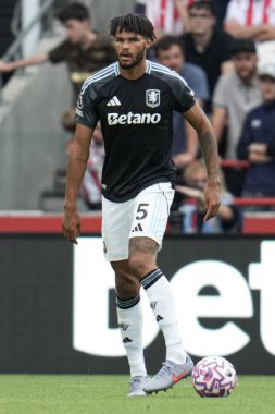 Aston Villa takımından Tyrone Mings Premier League maçında Brentford, Aston Villa 'ya karşı Gtech Community Stadyumu, Londra, 23 Ağustos 2025