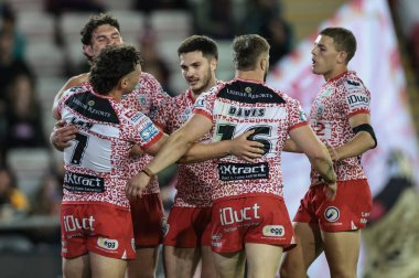 22 Ağustos 2025 'te Leigh Spor Köyü, Leigh, İngiltere' de oynanan Betfred Süper Lig 23. Maç Leigh Leopards-Salford Red Devils maçında takım arkadaşlarıyla yaptığı denemeyi 116 Eylül 'de kutluyor.