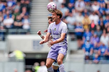 Brighton & Hove Albion takımlarından Mats Wieffer, 24 Ağustos 2025 'te İngiltere' nin Liverpool kentinde oynanan Premier League karşılaşmasında Everton, Brighton ve Hove Albion 'a karşı top sürüyor.