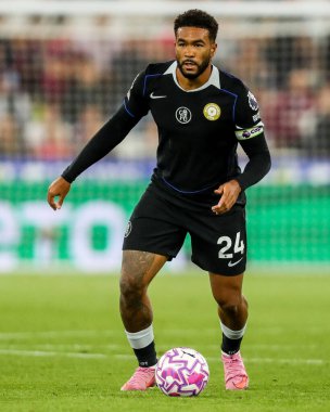 Chelsea 'li Reece James Premier League maçında topla koşuyor. West Ham United, Chelsea' ye karşı Londra Stadyumu, 22 Ağustos 2025