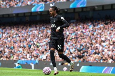 Tottenham Hotspur 'dan Djed Spence Premier Lig karşılaşmasında topla birlikte Manchester City Tottenham Hotspur' a karşı Etihad Stadyumu, Manchester, İngiltere, 23 Ağustos 2025