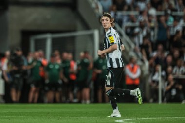 Newcastle United takımından Anthony Gordon, Liverpool 'lu Virgil van Dijk' e karşı oynanan Premier Lig maçı sırasında St. James 's Park, Newcastle, İngiltere' deki Liverpool maçında ciddi bir faul için kırmızı kart aldıktan sonra sahadan ayrıldı.