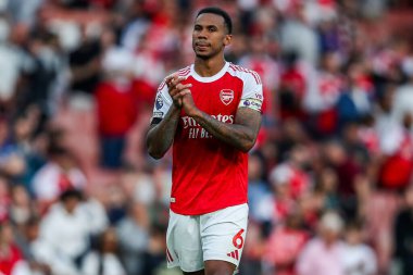 Arsenal 'den Gabriel Magalhaes, 23 Ağustos 2025' te İngiltere 'nin başkenti Londra' daki Emirates Stadyumu 'nda oynanan Premier League maçı sonrasında takımların kazandığı galibiyet sonrasında taraftarları kabul ediyor.