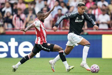 Aston Villa 'dan Morgan Rogers Premier Lig maçında Brentford, Aston Villa' ya karşı Gtech Community Stadyumu, Londra, 23 Ağustos 2025