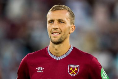 West Ham United takımından Tomas Soucek, 22 Ağustos 2025 'te Londra' daki Londra Stadyumu 'nda oynanan Premier League karşılaşması öncesinde sıralandı.