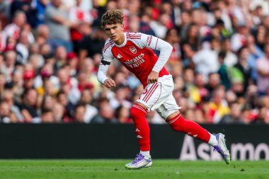 Arsenal 'den Max Robert Dowman, 23 Ağustos 2025' te Londra 'daki Emirates Stadyumu' nda oynanan Premier League maçında topla koşuyor.