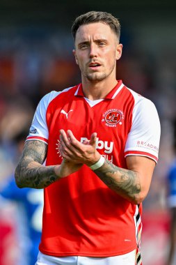 Fleetwood Town 'dan Toby Mullarkey, 23 Ağustos 2025' te İngiltere 'nin başkenti Fleetwood' da oynanan Sky Bet League 2 karşılaşmasında Fleetwood Town - Oldham Athletic maçında ev desteğini kabul etti.