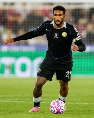 Chelsea 'li Reece James Premier League maçında topla koşuyor. West Ham United, Chelsea' ye karşı Londra Stadyumu, 22 Ağustos 2025