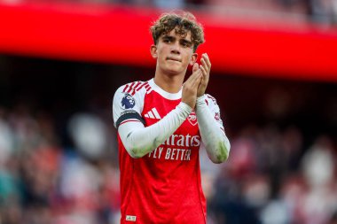 Arsenal 'den Max Robert Dowman, 23 Ağustos 2025' te İngiltere 'nin başkenti Londra' daki Emirates Stadyumu 'nda oynanan Premier League maçı sonrasında takımların kazandığı galibiyet sonrasında taraftarlarını kabul ediyor.