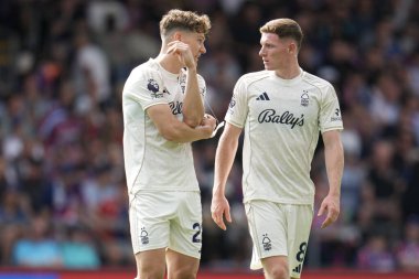 Nottingham Ormanı 'ndan Ryan Yates ve Nottingham Ormanı' ndan Elliot Anderson Premier Lig karşılaşmasında Kristal Saray, Nottingham Ormanı 'na karşı Selhurst Park, Londra, 24 Ağustos 2025