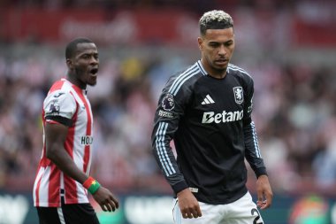 Brentford 'dan Dango Ouattara Premier Lig maçı sırasında Aston Villa' dan Morgan Rogers 'a bağırıyor Brentford vs Aston Villa, The Gtech Community Stadyumu, Londra, Birleşik Krallık, 23 Ağustos 2025