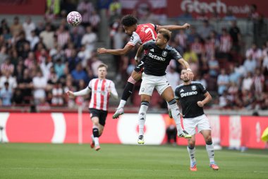 Brentford 'dan Kevin Schade ve Aston Villa' dan Matty Cash Premier League maçında Brentford, Aston Villa 'ya karşı Gtech Community Stadyumu, Londra, Birleşik Krallık, 23 Ağustos 2025