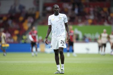 Aston Villa 'dan Amadou Onana Premier Lig karşılaşması öncesinde Brentford, Aston Villa' ya karşı Gtech Community Stadyumu, Londra, 23 Ağustos 2025