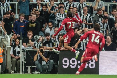 Liverpool 'dan Rio Ngumoha, 25 Ağustos 2025' te St. James 's Park, Newcastle, İngiltere' de oynanan Premier League maçı sırasında 2-3 'lük galibiyetini kutluyor.