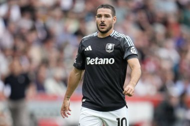 Aston Villa takımından Emiliano Buendia Premier League maçında Brentford, Aston Villa 'ya karşı Gtech Community Stadyumu, Londra, 23 Ağustos 2025