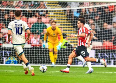 Sheffield United takımından Callum O 'Hare, 23 Ağustos 2025' te Bramall Lane 'de Sheffield United ile Millwall arasındaki Gökyüzü İddia Şampiyonası maçında pas attı.