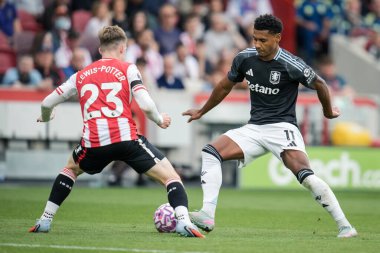 Aston Villa 'dan Ollie Watkins, Brentford' lu Keane Lewis-Potter 'ın baskısı altında Premier League karşılaşmasında Brentford, Aston Villa' ya karşı Gtech Community Stadyumu, Londra, Birleşik Krallık, 23 Ağustos 2025