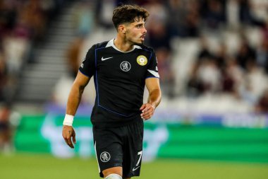 Chelsea 'den Pedro Neto, 22 Ağustos 2025' te Londra 'daki Londra Stadyumu' nda oynanan Premier League maçında West Ham United ile Chelsea maçına bakıyor.