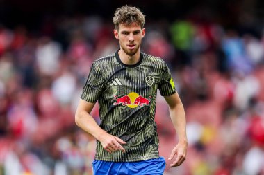 Leeds United takımından Brenden Aaronson, 23 Ağustos 2025 'te Londra' daki Emirates Stadyumu 'nda oynanan Premier League karşılaşması öncesinde ısınıyor.