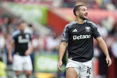 Aston Villa takımından Emiliano Buendia Premier League maçında Brentford, Aston Villa 'ya karşı Gtech Community Stadyumu, Londra, 23 Ağustos 2025