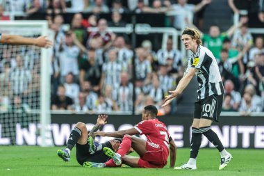 Newcastle United takımından Anthony Gordon, Liverpool 'lu Ryan Gravenberch' in 25 Ağustos 2025 'te St. James' s Park, Newcastle, İngiltere 'de oynanan Premier League karşılaşmasında Bruno Guimares' e faul yaptı.