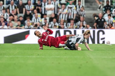 Newcastle United takımından Anthony Gordon, Liverpool 'lu Virgil van Dijk' e slayt yaptı ve 25 Ağustos 2025 'te St. James' s Park, Newcastle, İngiltere 'de oynanan Premier League maçı Newcastle United-Liverpool maçında VAR incelemesi sonrasında kırmızı kart aldı.