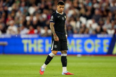 Chelsea 'den Enzo Fernandez, 22 Ağustos 2025' te Londra 'daki Londra Stadyumu' nda oynanan Premier Lig karşılaşmasında West Ham United 'a karşı Chelsea maçını izliyor.