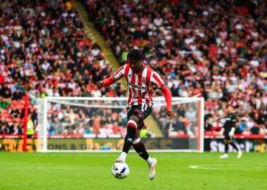 Sheffield United takımından Andre Brooks, 23 Ağustos 2025 'te Bramall Lane, Sheffield, İngiltere' de oynanan Sheffield United-Millwall maçında topu kontrol ediyor.