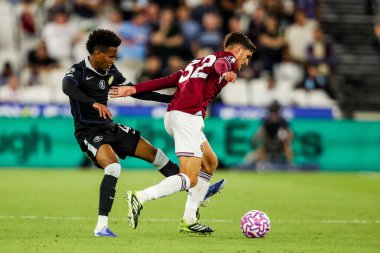 West Ham United takımından Freddie Potts, 22 Ağustos 2025 'te Londra' daki Londra Stadyumu 'nda oynanan Premier League maçında Chelsea' li Estevao tarafından baskı altına alındı.