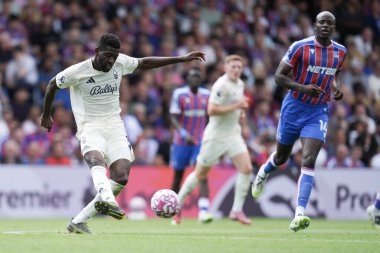 Nottingham Ormanı 'ndan İbrahim Sangar, 24 Ağustos 2025' te İngiltere 'nin Selhurst Park kentinde oynanan Premier League maçı sırasında Nottingham Ormanı' na karşı Crystal Palace maçında pas attı.