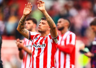 Sheffield United takımından Gustavo Hamer, 23 Ağustos 2025 'te Bramall Lane, Sheffield, İngiltere' de oynanan Sky Bet Şampiyonası maçında taraftarları alkışlıyor.