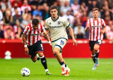 Millwall 'dan Camiel Neghli, 23 Ağustos 2025' te Bramall Lane, Sheffield, Birleşik Krallık 'ta Sheffield United ve Millwall arasındaki Sky Bet Şampiyonası maçında topu aldı.