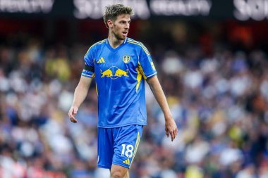Leeds United takımından Anton Stach, 23 Ağustos 2025 'te İngiltere' nin başkenti Londra 'daki Emirates Stadyumu' nda oynanan Premier League maçında Arsenal - Leeds United maçını izliyor.