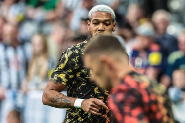 Newcastle 'dan Joelinton Premier Lig karşılaşmasında maç öncesi ısınma oturumunda St.James' s Park, Newcastle, İngiltere 'de Newcastle' a karşı Newcastle, 25 Ağustos 2025