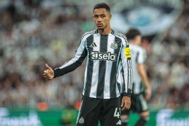 Newcastle United takımından Jacob Ramsey, 25 Ağustos 2025 'te İngiltere' deki St. James 's Park' ta oynanan Premier League maçı sırasında sahaya çıktı.
