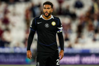 Chelsea 'li Reece James, 22 Ağustos 2025' te Londra 'daki Londra Stadyumu' nda oynanan Premier League maçında West Ham United 'a karşı Chelsea maçına bakıyor.