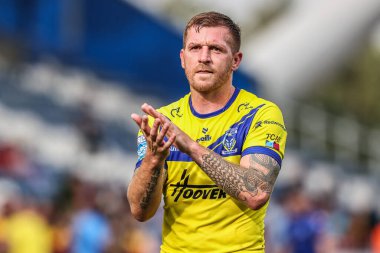 Warrington Wolves 'tan Marc Sneyd, 24 Ağustos 2025' te İngiltere 'nin Accu Stadyumu' nda oynanan Betfred Süper Lig 23. Raundda oynanan Huddersfield Giants vs Warrington Wolves maçında taraftarları alkışlıyor.