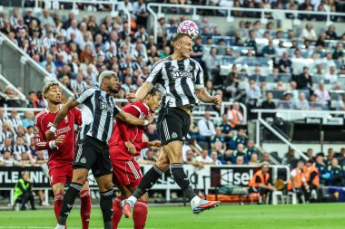 Newcastle United takımından Dan Burnv, 25 Ağustos 2025 'te St. James' s Park, Newcastle, İngiltere 'de oynanan Premier League karşılaşmasında açık farkla önde gidiyor.