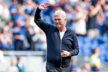 Everton 'dan David Moyes, 24 Ağustos 2025' te İngiltere 'nin Liverpool kentinde oynanan Premier Lig karşılaşmasında Everton, Brighton ve Hove Albion' a karşı kazandığı galibiyet sonrasında taraftarlarını kabul ediyor.
