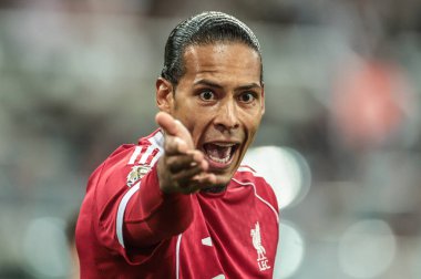 Liverpool 'dan Virgil van Dijk, 25 Ağustos 2025' te İngiltere 'de St. James' s Park, Newcastle 'da oynanan Premier League maçı sırasında tepki gösterdi.