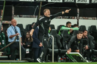 Newcastle United takımının teknik direktörü Eddie Howe, 25 Ağustos 2025 'te İngiltere, Newcastle' daki St.James 's Park' ta oynanan Premier League maçı sırasında takım talimatlarını verir.