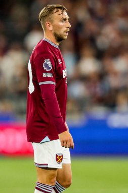 West Ham United takımından Jarrod Bowen 22 Ağustos 2025 'te Londra' daki Londra Stadyumu 'nda oynanan Premier League maçında maçı izliyor.