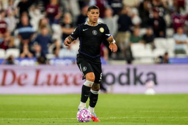 Chelsea 'den Enzo Fernandez Premier Lig maçında topla koşuyor. West Ham United, Chelsea' ye karşı Londra Stadyumu, 22 Ağustos 2025