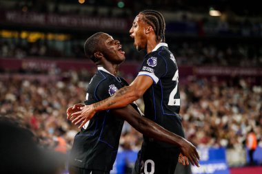 Chelsea 'den Moises Caicedo, Premier League maçında West Ham United' ın Chelsea 'ye karşı 22 Ağustos 2025' te Londra 'daki Londra Stadyumu' nda oynanan maçta takım arkadaşlarıyla yaptığı maçı 1-4 kazanarak kutluyor.