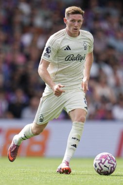 Nottingham Ormanı 'ndan Elliot Anderson Premier League maçı sırasında Kristal Saray, Nottingham Ormanı' na karşı Selhurst Park, Londra, Birleşik Krallık, 24 Ağustos 2025