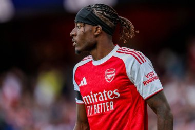 Arsenal 'den Noni Madueke, 23 Ağustos 2025' te Birleşik Krallık 'taki Emirates Stadyumu' nda oynanan Premier Lig karşılaşmasında Arsenal 'e karşı Leeds United' ı izliyor.