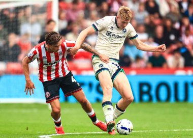 Sheffield United takımından Sydie Peck, 23 Ağustos 2025 'te Bramall Lane, Sheffield, İngiltere' de oynanan Sky Bet Şampiyonası karşılaşmasında Millwall 'dan Josh Coburn ile karşı karşıya geldi.