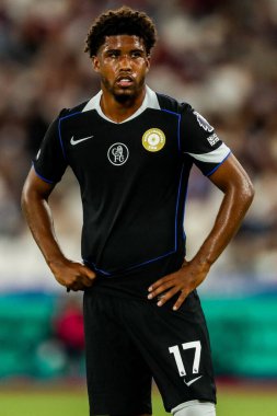 Chelsea 'den Andrey Santos, 22 Ağustos 2025' te Londra 'daki Londra Stadyumu' nda oynanan Premier League maçında West Ham United ve Chelsea maçını izliyor.